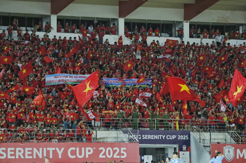 Sân Lạch Tray lập kỷ lục khán giả, truyền thông khu vực ngỡ ngàng